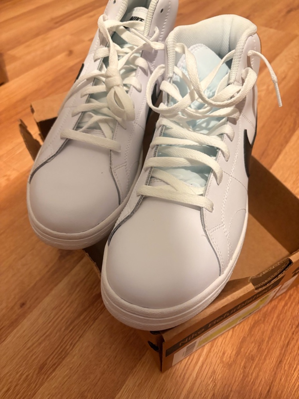 Nike Men's White and Black Low-Top Sneakers